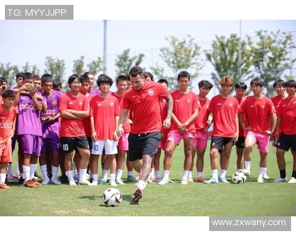 温柔与力量并存的足球球星如何在赛场上诠释真正的男子气概 温柔与力量并存的足球球星如何在赛场上诠释真正的男子气概