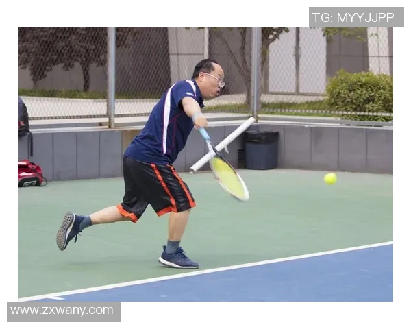 足球星光背影映照辉煌足迹 绽放赛场英姿与荣耀